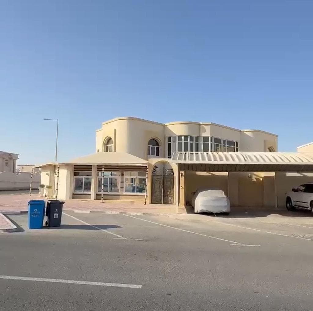 فيلا سكنية 8 غرف نوم للبيع في بني هاجر