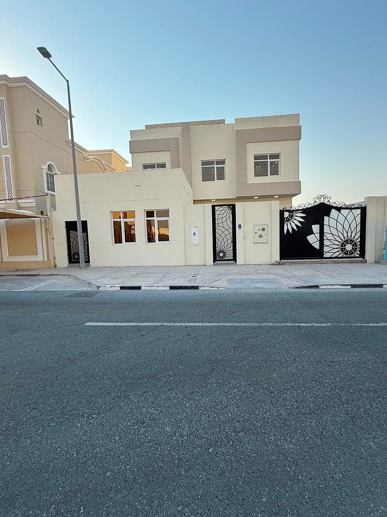 فيلا سكنية 8 غرف نوم للبيع في العب