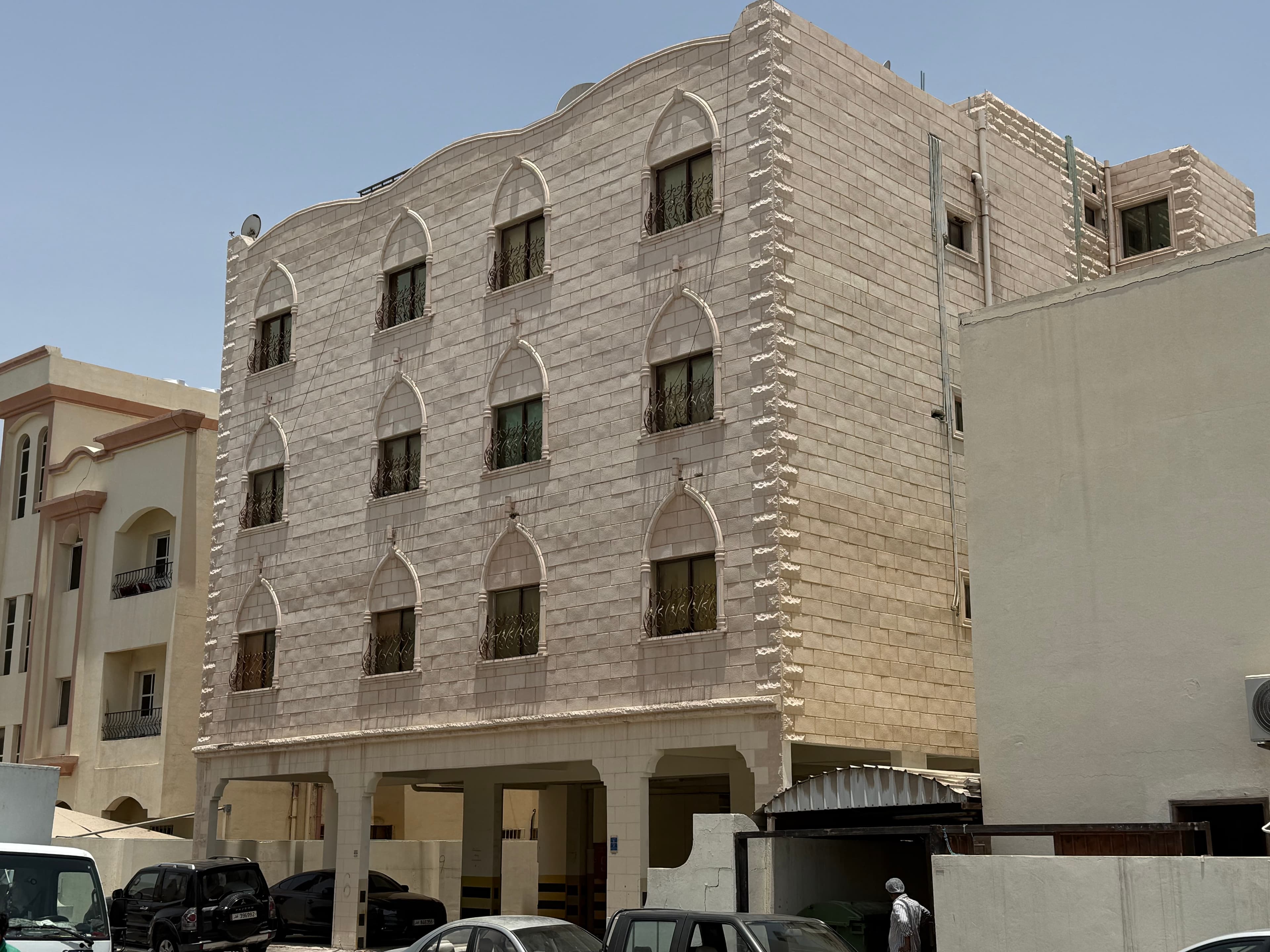 مبنى سكني للبيع في مدينة خليفة الجنوبية