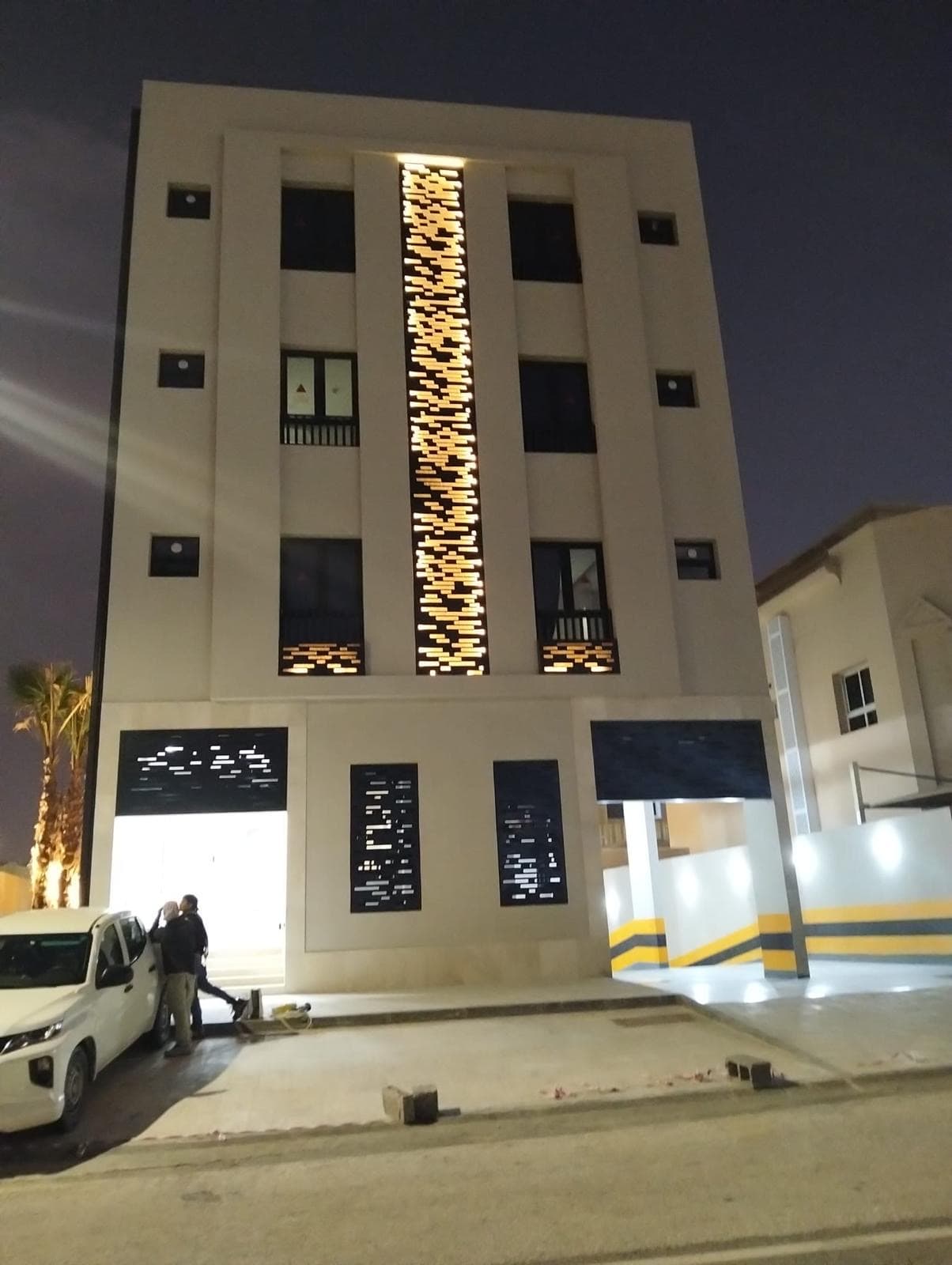 مبنى سكني للبيع في دحل الحمام
