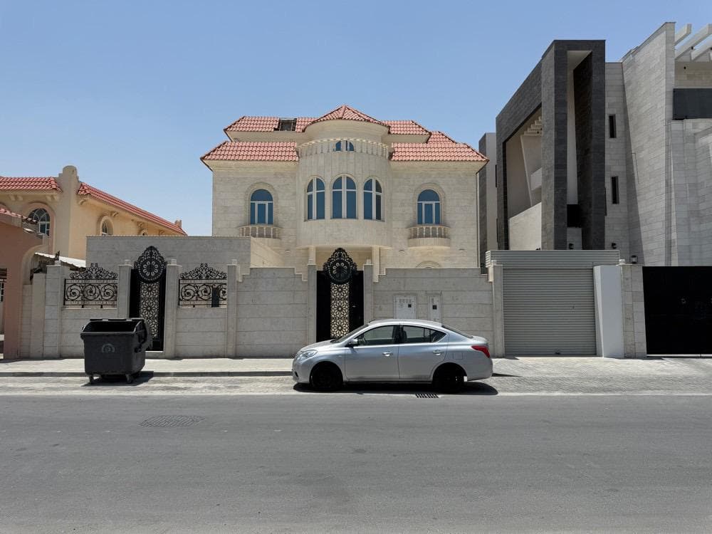 فيلا سكنية 8 غرف نوم للبيع في دحيل