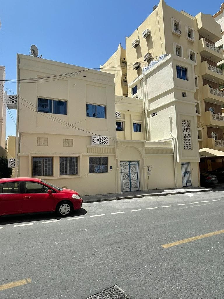 مبنى سكني للبيع في ام غويلينة