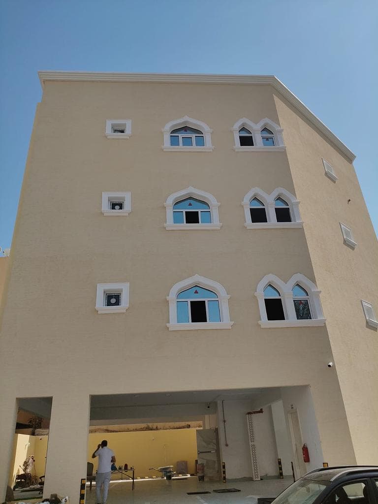 مبنى تجاري للبيع في مدينة خليفة الجنوبية