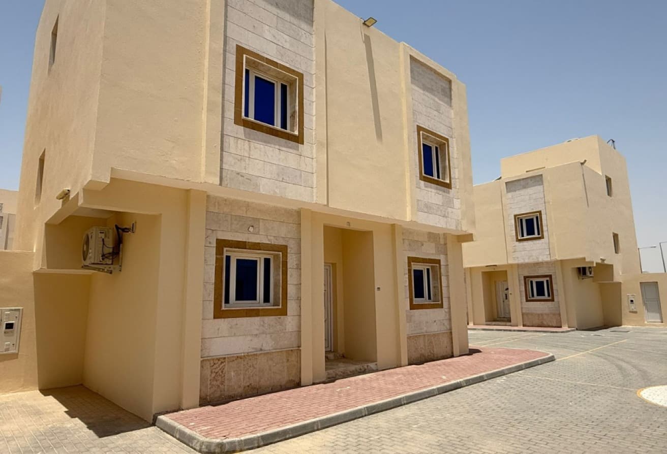 فيلا في مجمّع سكني 5 غرف نوم للبيع