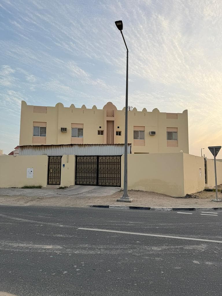 فيلا سكنية بغرفتي نوم للبيع في الخور