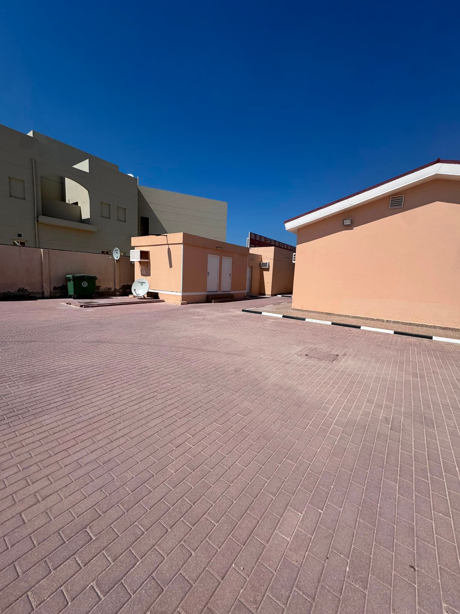 فيلا سكنية 8 غرف نوم للبيع في الذخيرة 