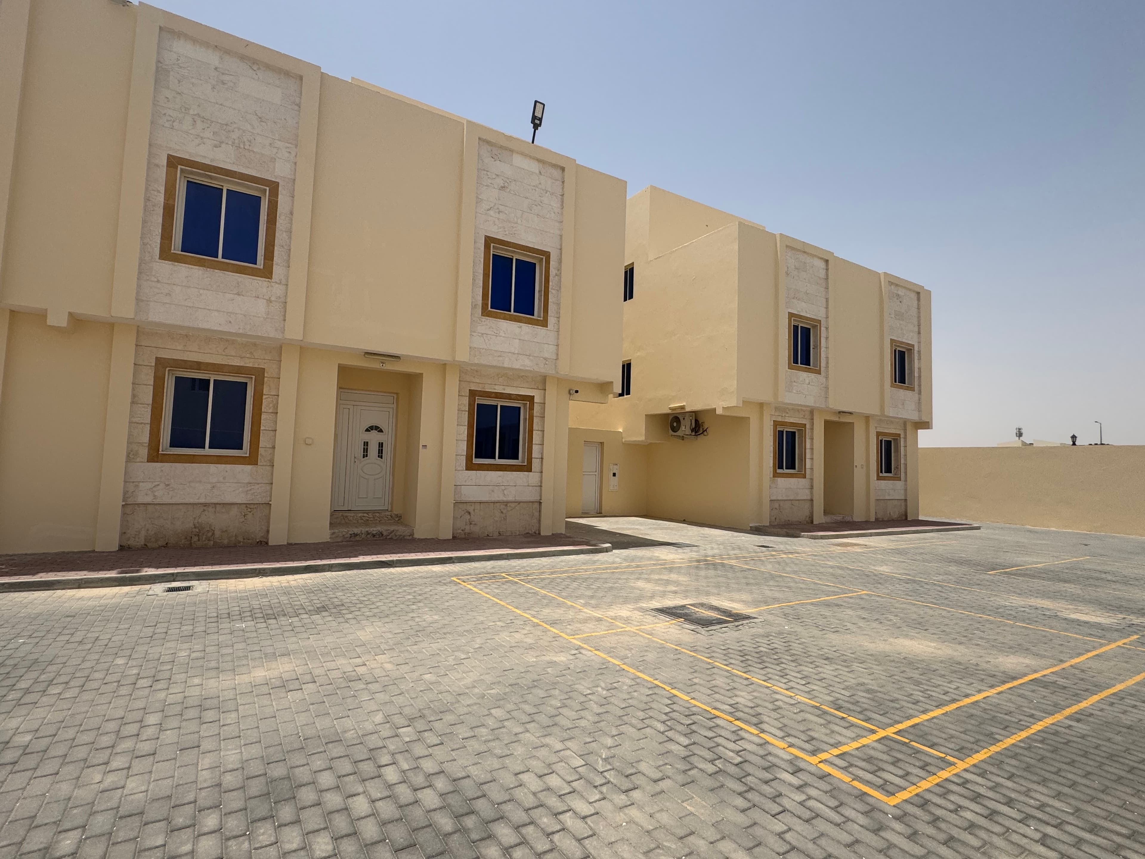 فيلا في مجمّع سكني 5 غرف نوم للبيع