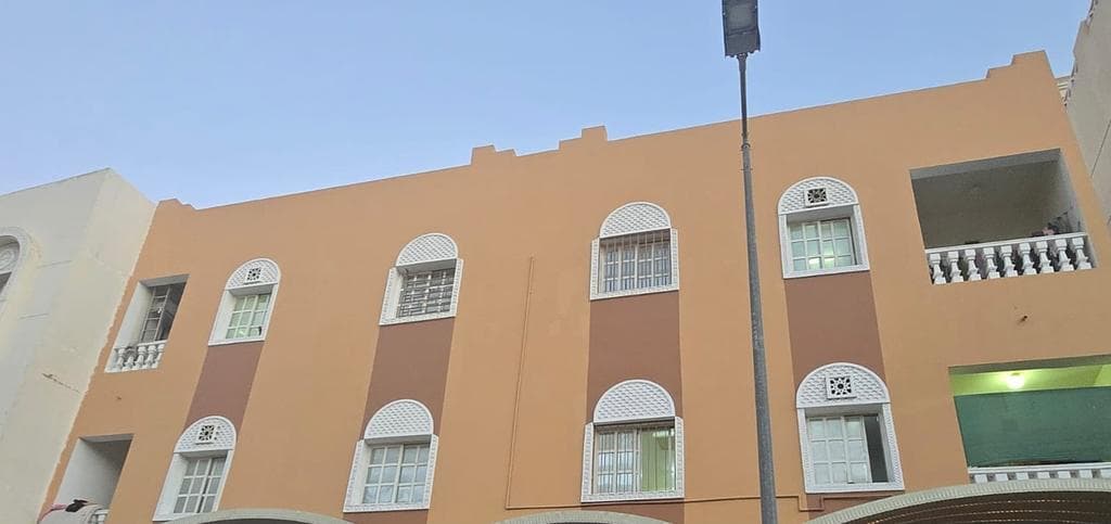 مبنى سكني للبيع في فريج بن عمران
