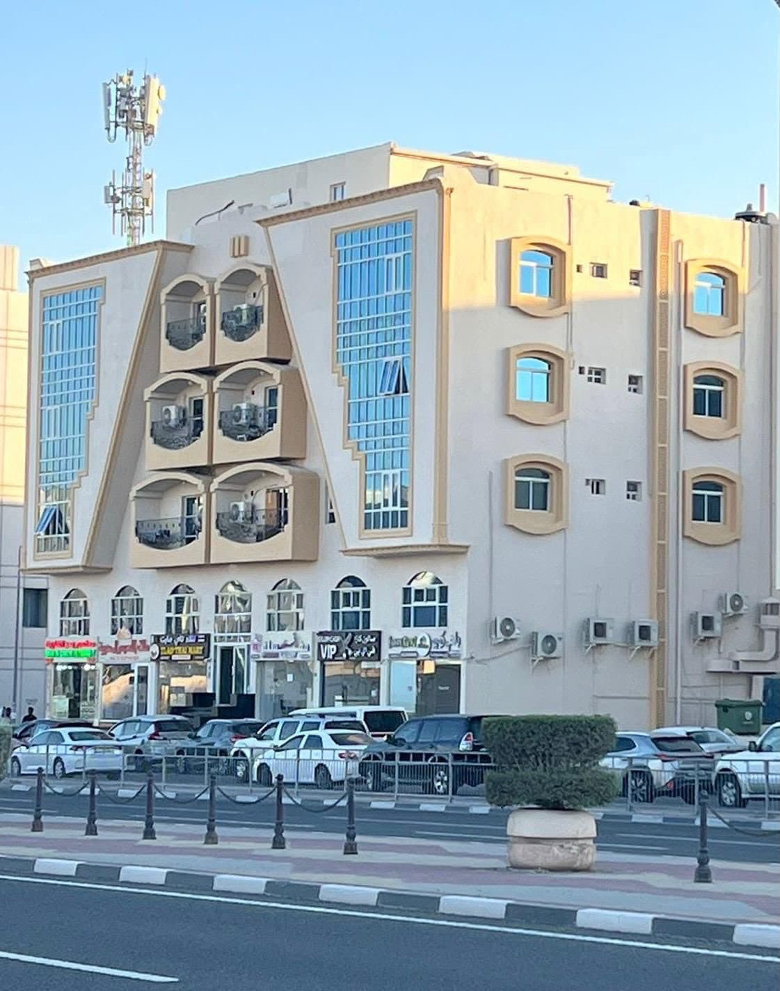 مبنى تجاري للبيع