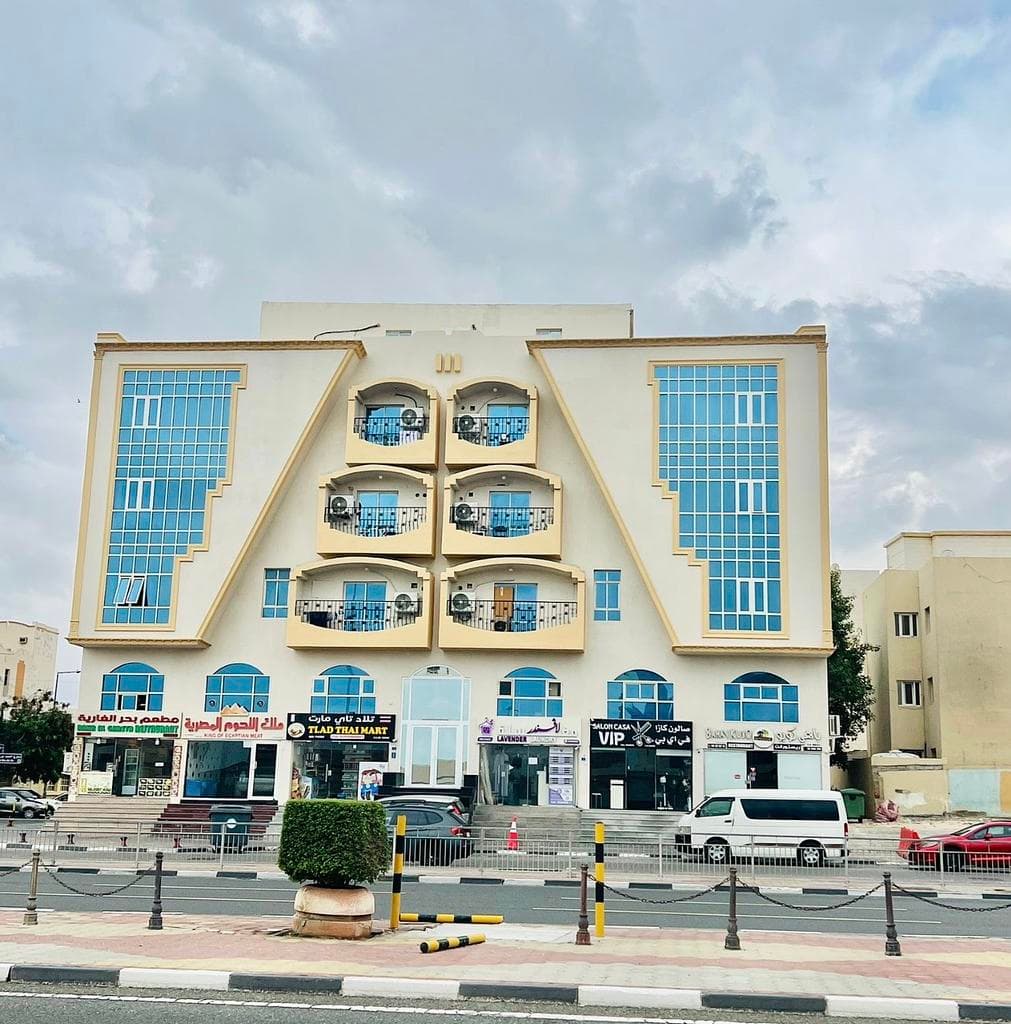 مبنى تجاري للبيع في فريج بن عمران