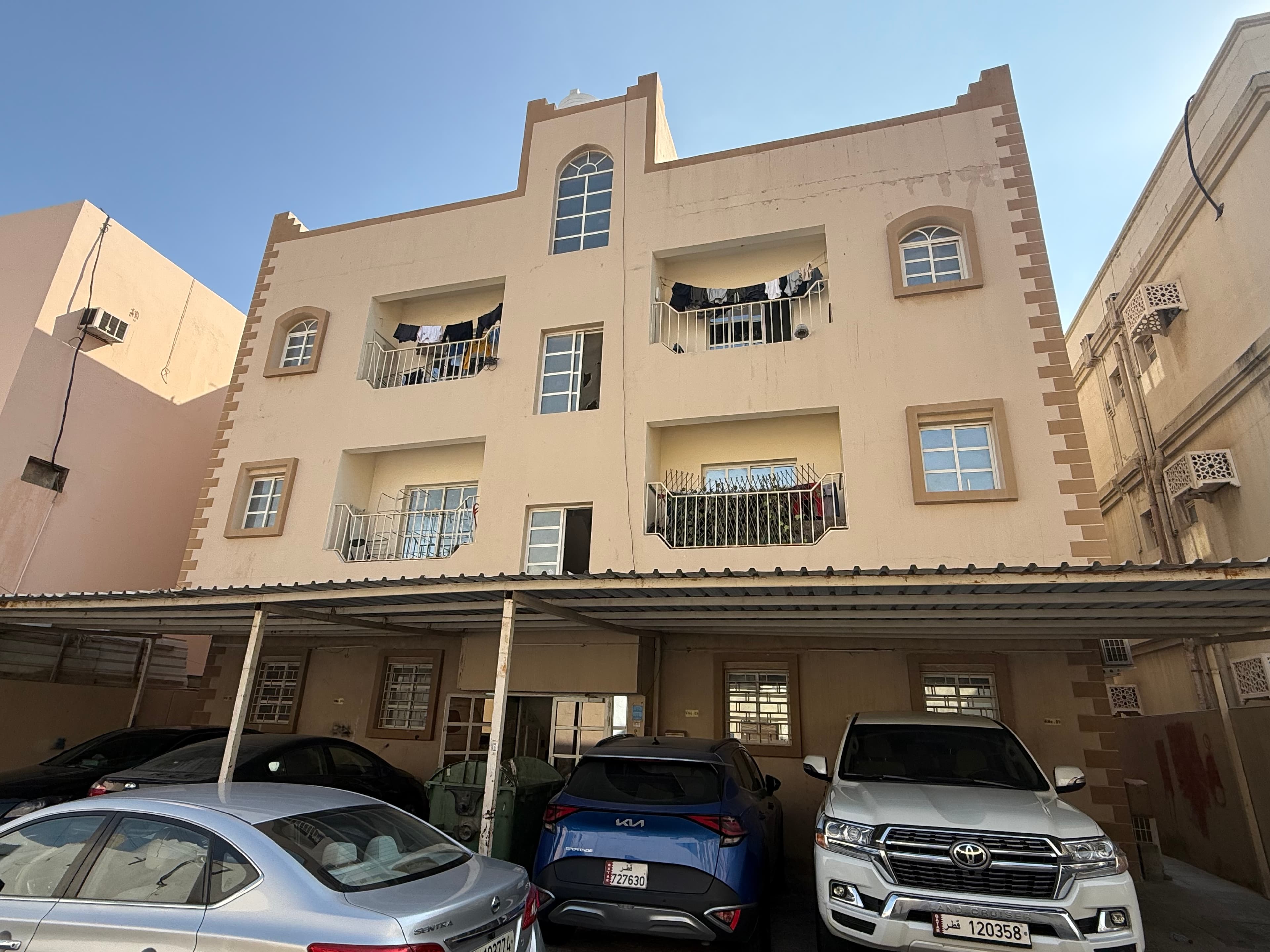 مبنى سكني للبيع في مدينة خليفة الجنوبية