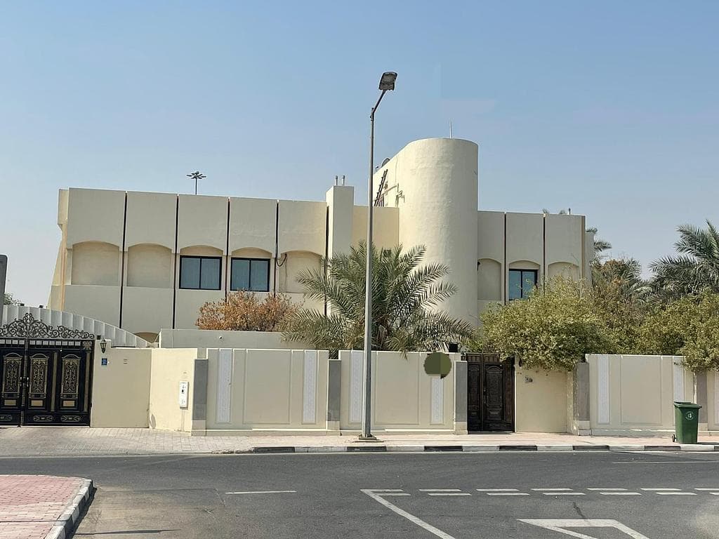 فيلا إدارية 8 غرف نوم للبيع في عنيزة (الخليج الغربي)