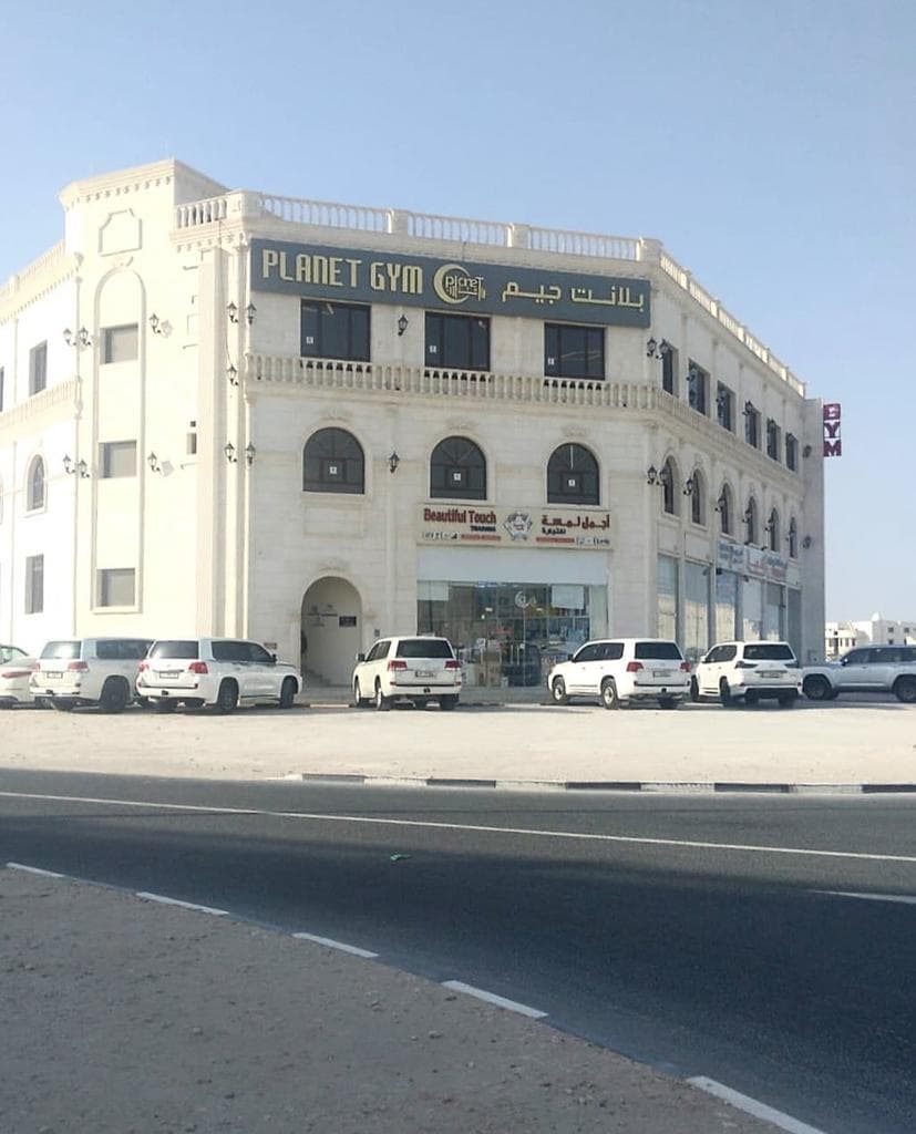 مبنى تجاري للبيع في ام قرن 