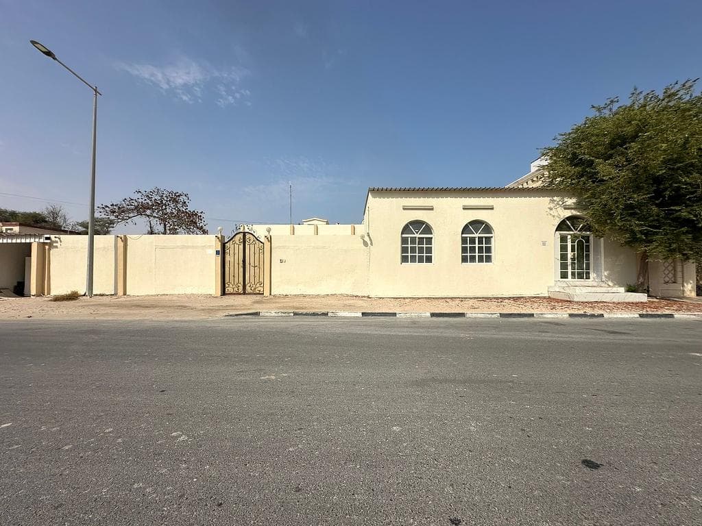 فيلا سكنية 4 غرف نوم للبيع في أبو ظلوف 
